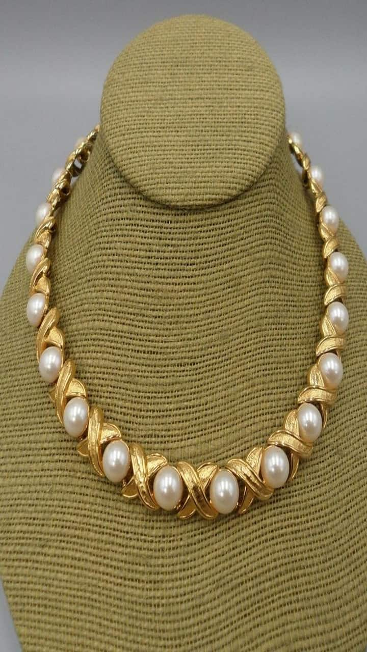 7 Pearl Gold Necklace Gifts for Best Friend's Wedding gow