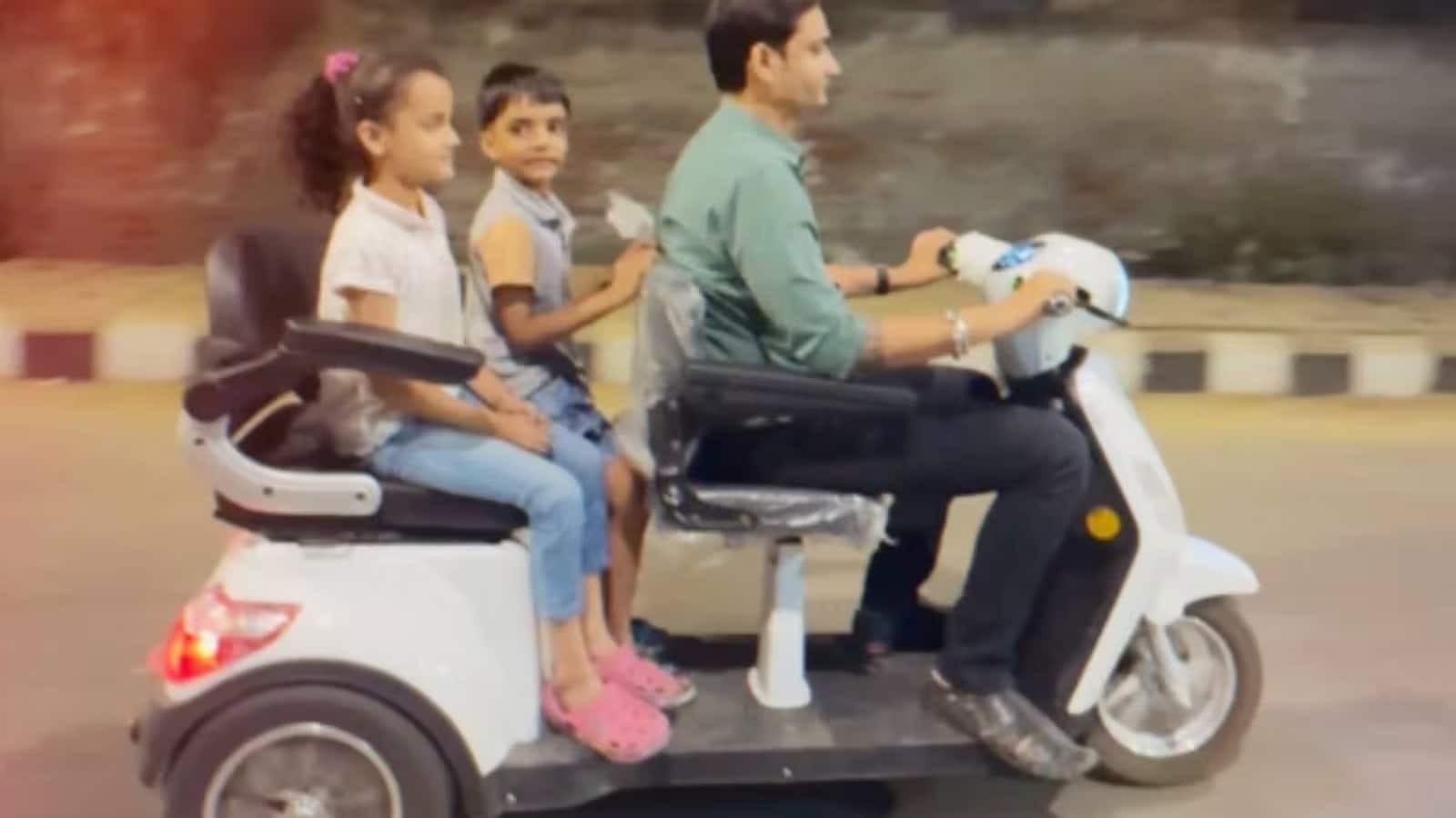 Hindustan Power Kela Sons 3 Wheel is an electric scooter sgb