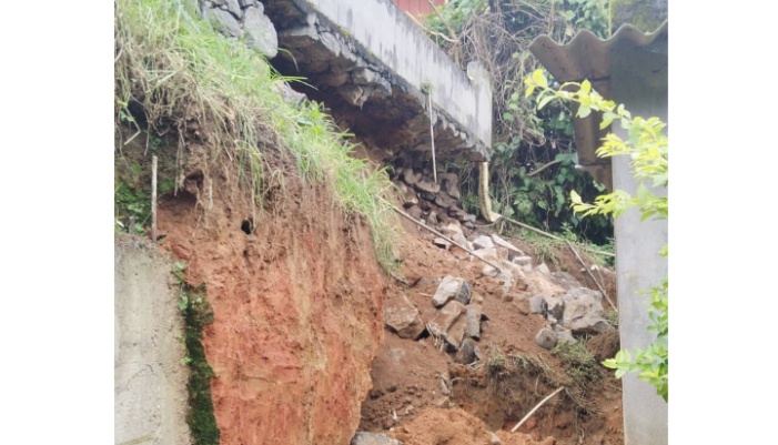 two injured after land collapsed upon while building compound wall