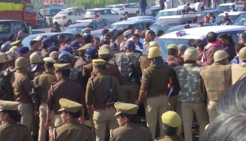 Rahul Gandhi, Priyanka Gandhi Vadra, on way to Sambhal, stopped; traffic snarls at UP border