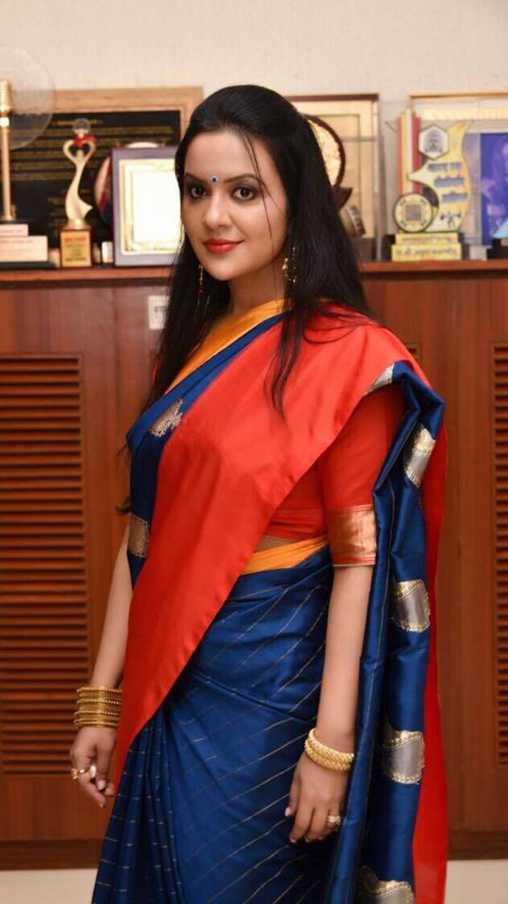 Amruta Fadnavis Stunning Saree Collection: Maharashtra CM Wife's Elegant Style RBA