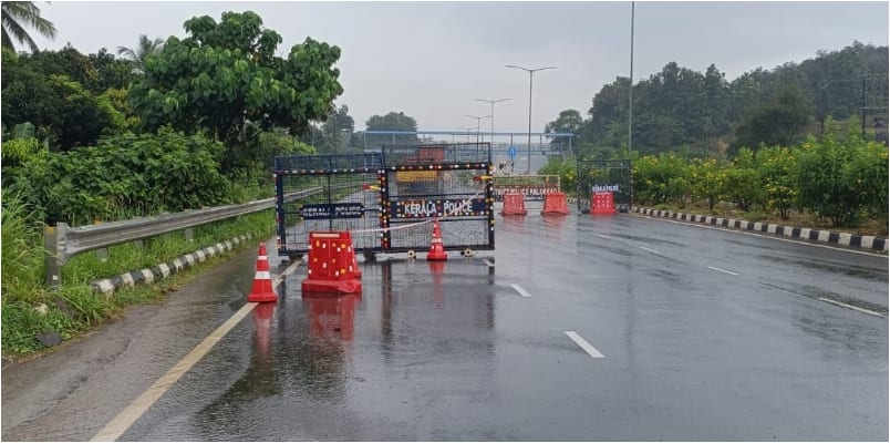 Police installed barricades at the U turn near Mannuthy Vadakkenchery National Highway