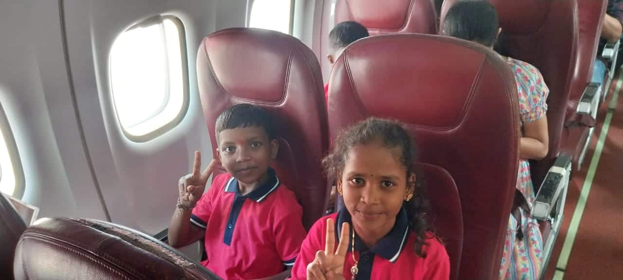 Govt school children of Lingadahalli village who went on a flight trip rav