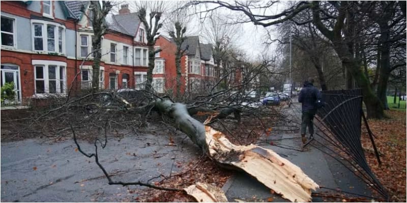 Darragh storm hit Britain, thousands with out power