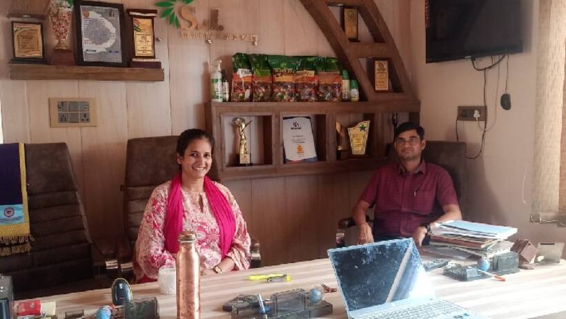 बीटेक के बाद गोबर उठाने वाली लड़की, ये बिजनेस कर बन गई करोड़ों की मालकिन