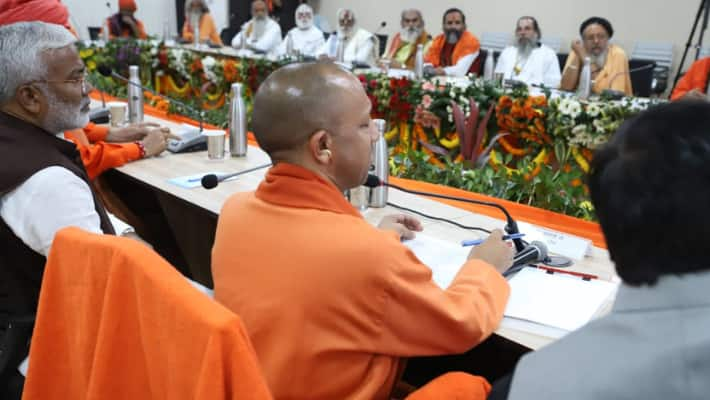 Maha Kumbh Mela 2025 grand arrangement.!  Chief Minister Yogi Adityanath consults with Saints KAK