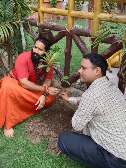<p>श्रद्धालुओं को लेटे हुए हनुमान मंदिर से महाप्रसाद के रूप में सप्तऋषि वाटिका के पौधे भेंट किए जाएंगे। इनमें तुलसी, अगस्त्य, चिचिड़ा (अपामार्ग), दूर्वा, बेल, शमी शामिल हैं। </p>
