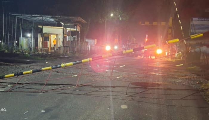 railway crossing gate broken at nangyarkulangara 