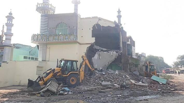 UP Fatehpur noori Masjid Demolition Illegal Structure PWD Court Police Security National Highway