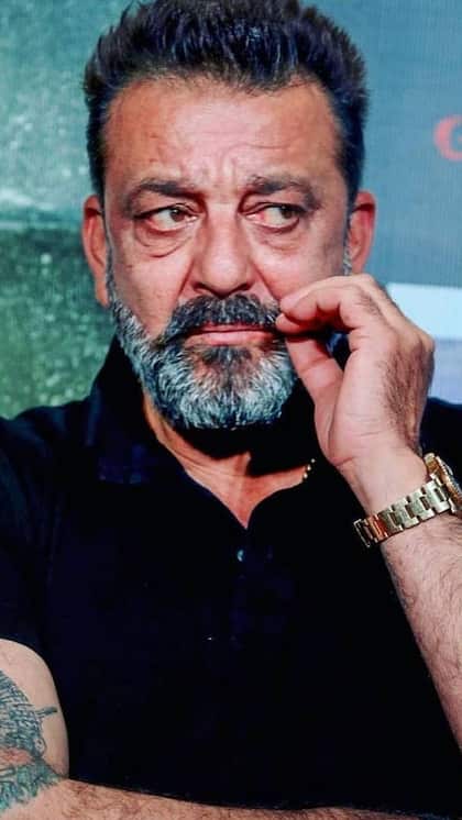 వివాదాస్పద  హీరో