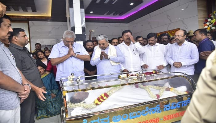 CM Siddaramaiah paid his last respects to former MLA Jayanna at Kollegal in Chamarajanagara grg