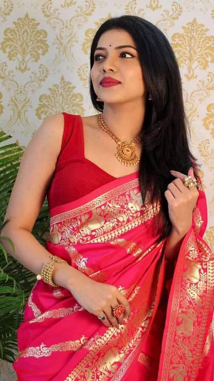 పింక్ చీరలకు ఎలాంటి బ్లౌజ్ మ్యాచ్ అవుతుంది?