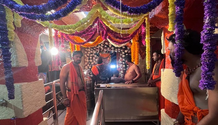 Special flower decoration to Anjanadri Temple at Gangavathi in Koppal grg 