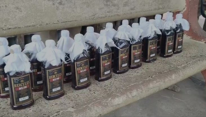 Thrissur railway police seized the foreign liquor in train, that was trying to smuggle illegally from Pondicherry 