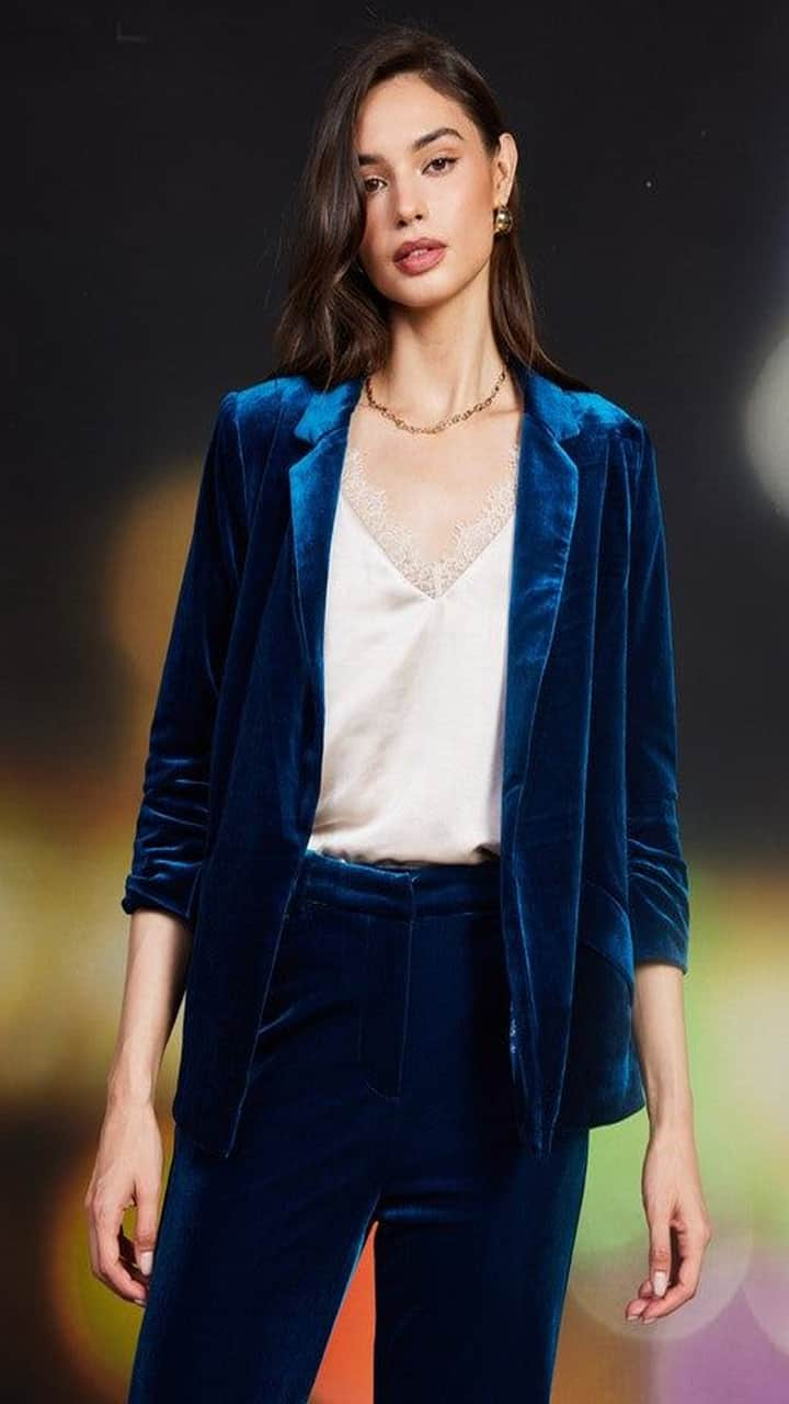 8 Velvet Blazers and Pants for Stylish Office Look sat