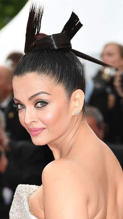 స్లీక్ హై బన్ హెయిర్ స్టైల్ 