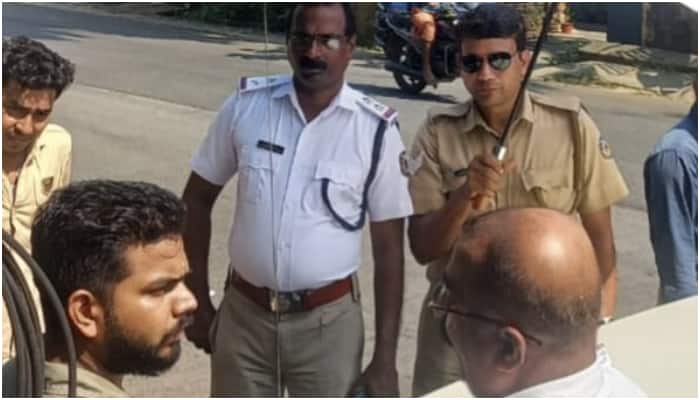 Private bus driving dangerously was chased and caught by the traffic police officers who did not stop