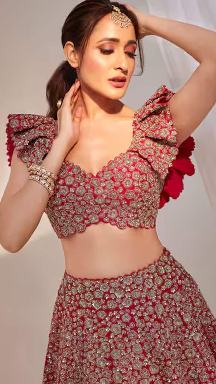 Pragya Jaiswal के टाइट Blouse, जरी साड़ी को बना देंगे ब्राइट+ब्यूटीफुल