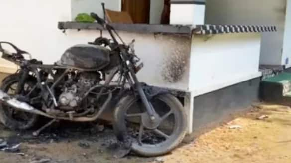 young man burnt the bike parked at home and the police arrived by late