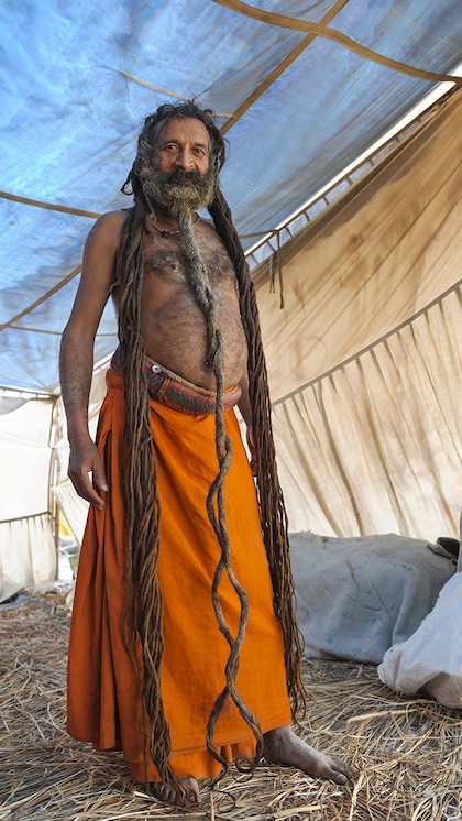 <p>महाकुंभ का भव्य आयोजन जल्द ही शुरू होने वाला है, लेकिन अभी से देश-विदेश से संतों, बाबाओं और तपस्वियों का मेला क्षेत्र में आना शुरू हो गया है।</p>
