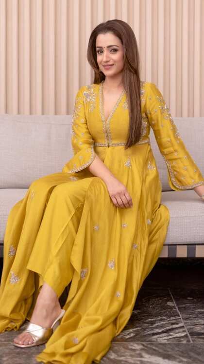 High-slit long suit
