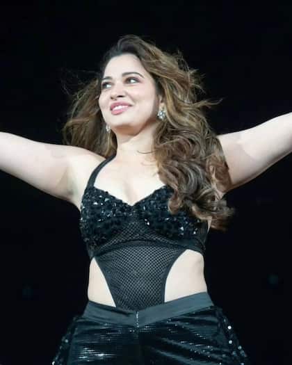 <p>ఈ మధ్య సౌత్ లో అవకాశాలు తగ్గడంతో బాలీవుడ్ కే పరిమితం అయ్యింది తమన్నా. </p>
