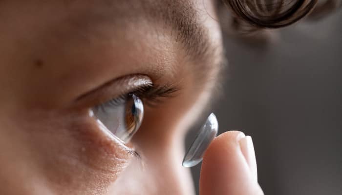 doctors stunned to find 27 contact lenses in womans eye 