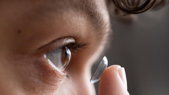 doctors stunned to find 27 contact lenses in womans eye 