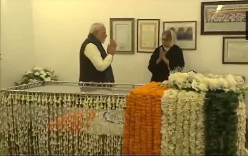 PM Modi pays his last respects to Manmohan Singh at former PM's residence (WATCH)