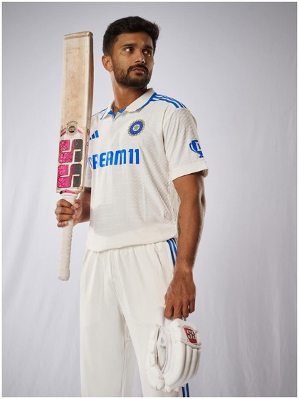 <p>MCGలో తన తొలి టెస్ట్ సెంచరీ కొట్టిన నితీష్ కుమార్ రెడ్డి ఐపీఎల్ లో సన్ రైజర్స్ హైదరాబాద్ (SRH) జట్టు తరఫున ఆడుతున్నాడు.</p>
