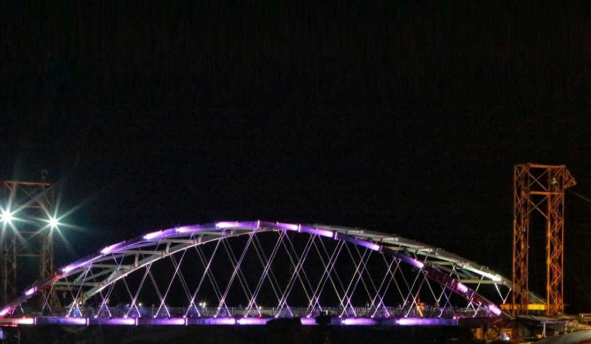 A gigantic glass cage bridge has been built in the middle of the sea in Kanyakumari ray