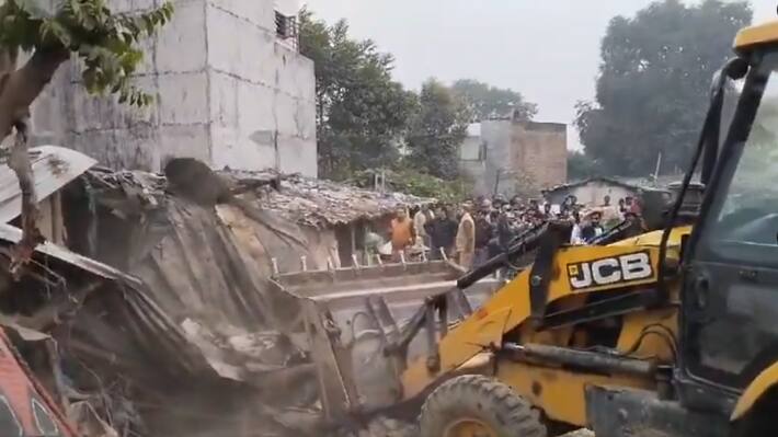 UP lucknow nagar nigam team attack bangladeshi encroachment action violence throwaway complaints