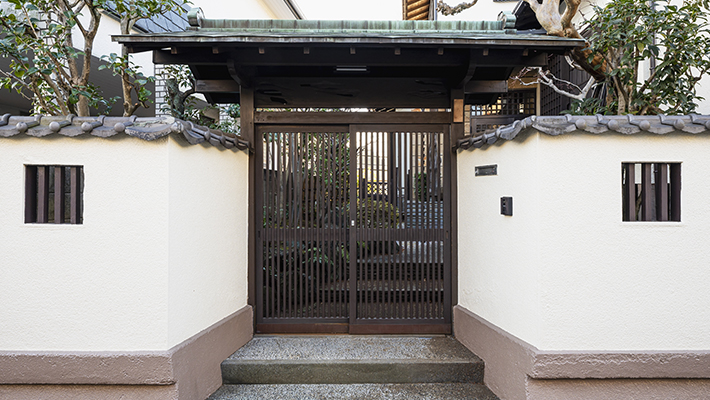 vastu-remedies-on-main-gate-of-home