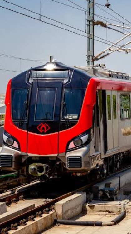 <p>మెట్రో రెండో దశ విస్తరణలో మియాపూర్‌-పటాన్‌చెరు ఒకటనే విషయం తెలిసిందే. తాజాగా ఈ రూట్‌కు సంబంధించి అధికారులు కీలక వివరాలను వెల్లడించారు. </p>
