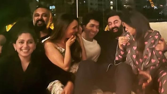 New Year 2025: ಹೊಸವರ್ಷವನ್ನು ಸಂಭ್ರಮದಿಂದ ಸ್ವಾಗತಿಸಿದ ಜನ, ಎಲ್ಲೆಡೆ ಪಾರ್ಟಿ, ಮೋಜುಮಸ್ತಿ!