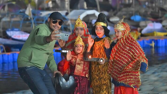 devotees-having-pride-with-Prayagraj-Mahakumbh-2025-decoration