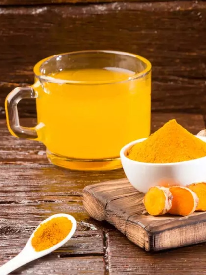 खाली पेट हल्दी पानी पीने के 5 बड़े फायदे, जानें सेवन करने का सही तरीका