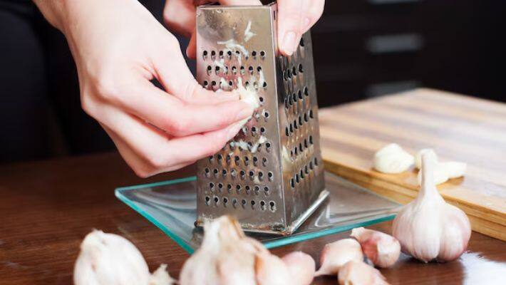 how to peel garlic easily without waste time