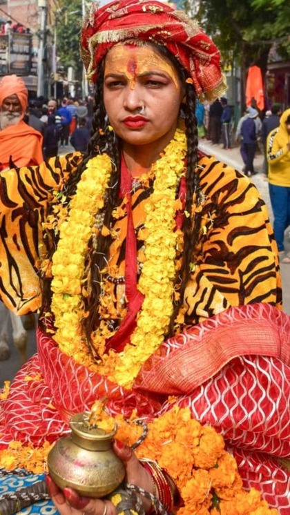 <p>महिला नागा साधुओं का जीवन पूरी तरह से भगवान शिव को समर्पित होता है। उन्हें "माता" की पदवी दी जाती है, जो उनके उच्च आध्यात्मिक स्थान का प्रतीक है।</p>
