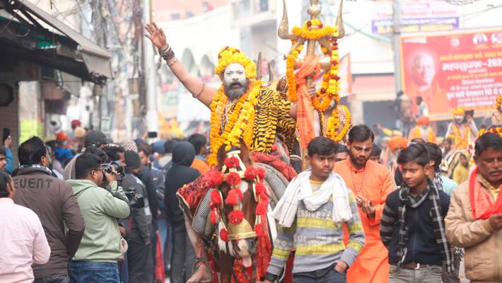 Taponidhi Anand Akhara of Naga Sanyasis makes a grand entry into Prayagraj Mahakumbh 2025 cantonment