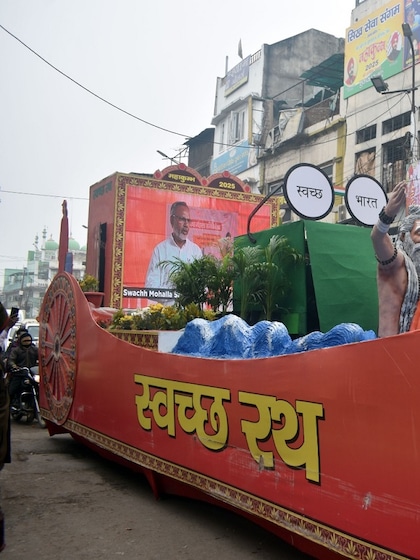 <p>प्रयागराज महाकुंभ 2025 को दिव्य, भव्य और स्वच्छ बनाने के लिए स्वच्छ रथ यात्रा। जन प्रतिनिधियों, नगर निगम अधिकारियों, सफाई कर्मियों और स्थानीय निवासी हुए शामिल।</p>
