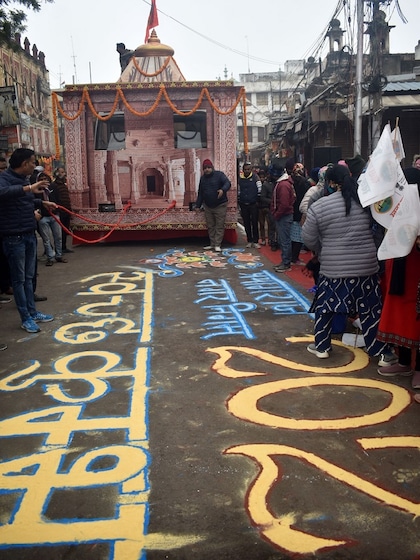 <p>यह रथ यात्रा स्वच्छता के प्रति लोगों को जागरूक करने और महाकुंभ को स्वच्छ और अनुशासित बनाने की दिशा में एक बड़ा कदम है।</p>
