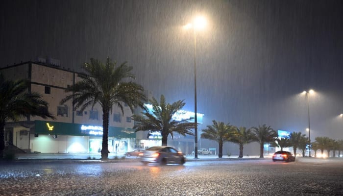 heavy rain hits saudi arabia 