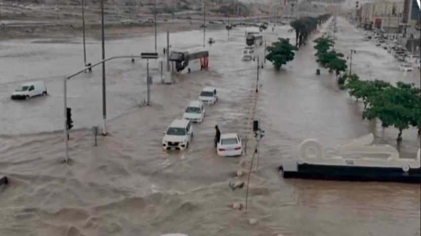 ಮುಸ್ಲಿಂ ಪವಿತ್ರ ಕ್ಷೇತ್ರ ಮೆಕ್ಕಾದಲ್ಲಿ ಕಂಡು ಕೇಳರಿಯದ ಮಳೆ: ಪ್ರವಾಹಕ್ಕೆ ಕೊಚ್ಚಿ ಹೋದ ಕಾರುಗಳು