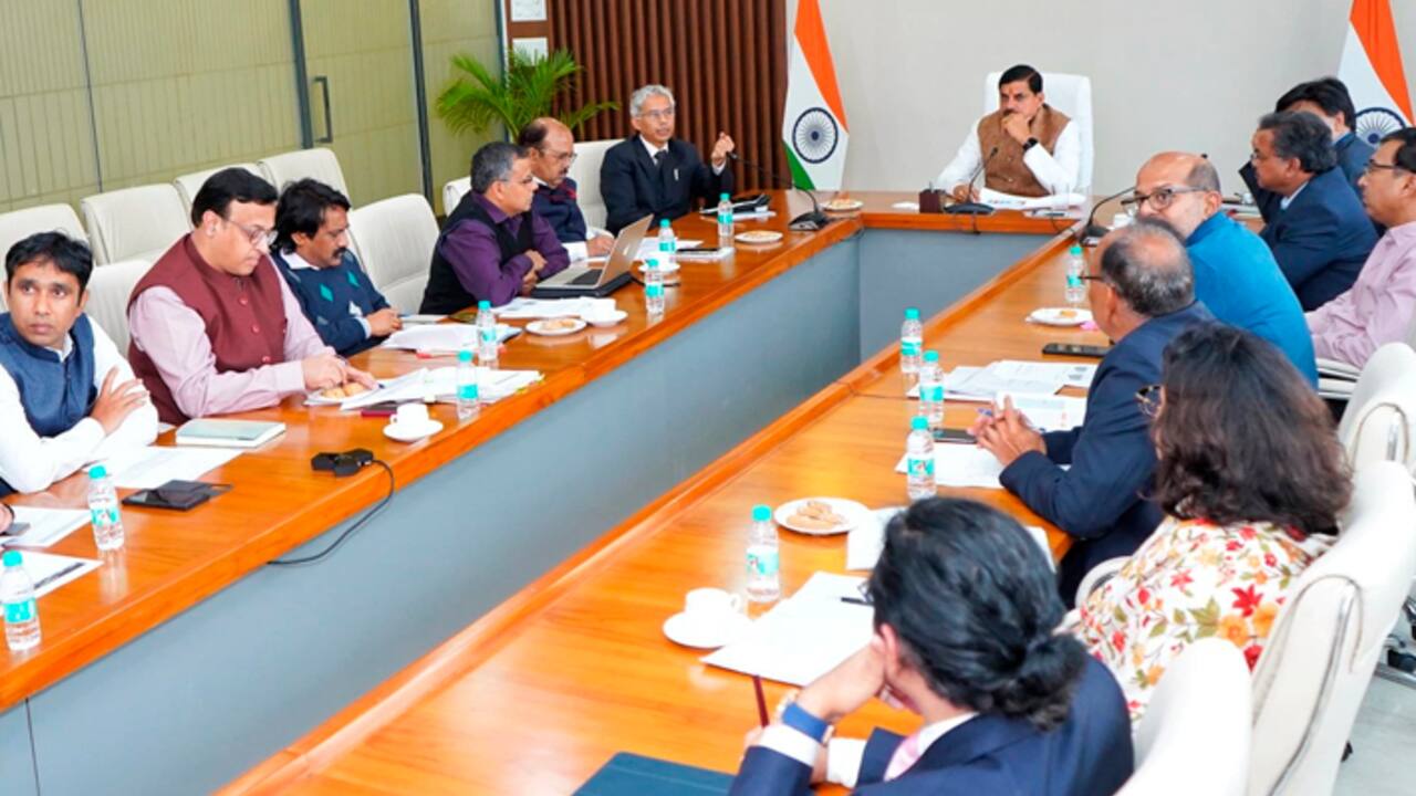 Mohan Yadav emergency meeting with senior public representatives