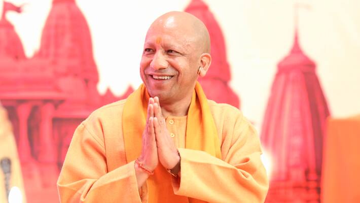 Yogi-Adityanath-at-Mahakumbh-Mahasammelan-2025-program-at-Lucknow