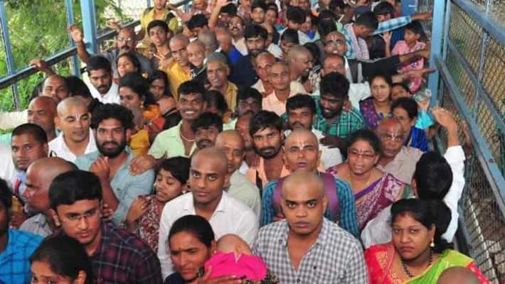 तिरुपति मंदिर हो या महाकुंभ, भीड़भाड़ वाली जगह में इस तरह करें खुद का बचाव