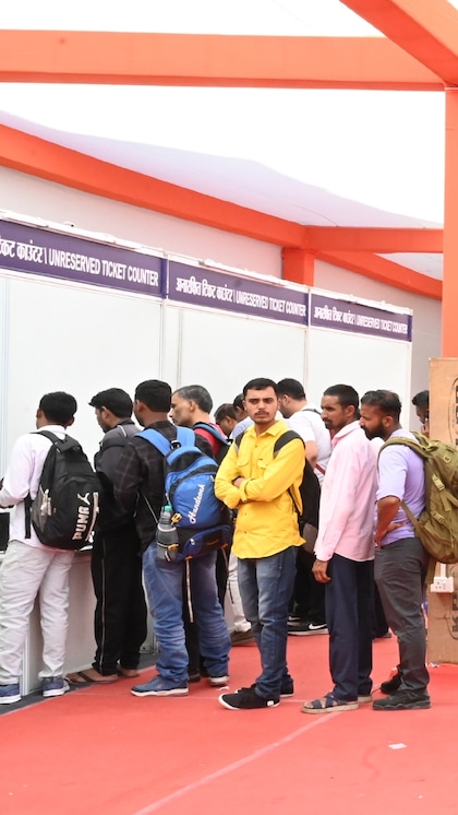 <p>अगर आप तत्काल टिकट बुक करना चाहते हैं, तो यह खबर आपके लिए बेहद जरूरी है। भारतीय रेलवे ने तत्काल टिकट बुकिंग के नियमों में बदलाव किए हैं, जो 1 जनवरी 2025 से लागू हो गए हैं। </p>
