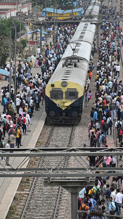 <p>अगर आप बिना टिकट ट्रेन में चढ़ गए हैं, तो क्या आप टीटीई (TTE) से टिकट ले सकते हैं? </p>
