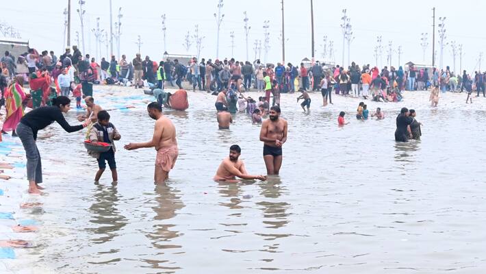 Lakhs-of-youth-gather-at-Sangam-for-Maha-Snan-on-National-Youth-Day